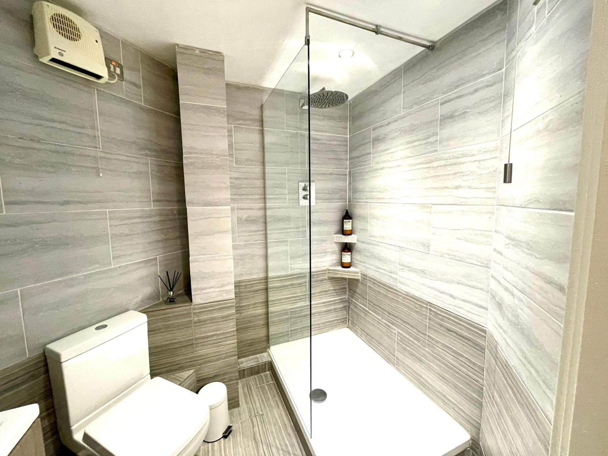 Rnm - Business Professionals Stay, Walsall City Centre, 2 Bedroom With Ensuite And Bathroom, Entire Place, Kitchen & Washroom With Amenities, Smart Tv, Easy Access, Fast Wifi, Parking Nearby, Great Transport Links والسال المظهر الخارجي الصورة