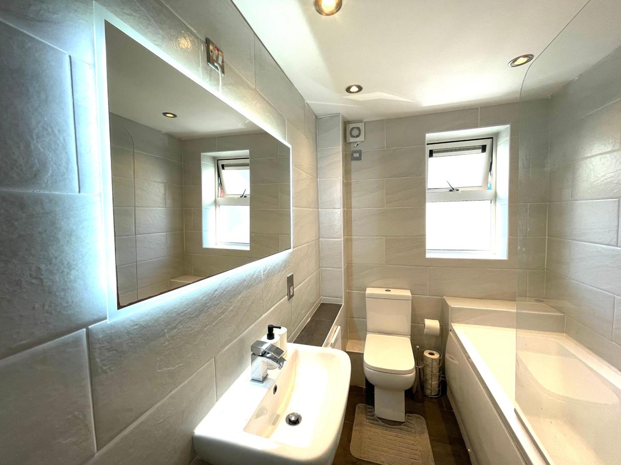 Rnm - Business Professionals Stay, Walsall City Centre, 2 Bedroom With Ensuite And Bathroom, Entire Place, Kitchen & Washroom With Amenities, Smart Tv, Easy Access, Fast Wifi, Parking Nearby, Great Transport Links والسال المظهر الخارجي الصورة